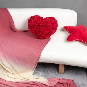 almohada-decorativa-de-rosas-en-3d-en-forma-de-corazon