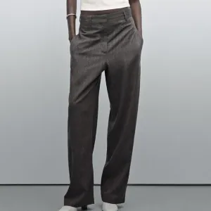 pantalon-straight-fit-de-rayas-massimo-dutti-como-regalo-para-el-10-de-mayo